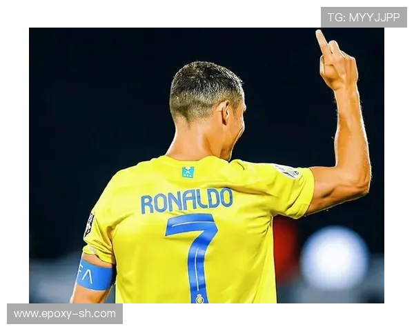 C罗焕然一新清爽亮相全网惊艳干净寸头展现不凡魅力