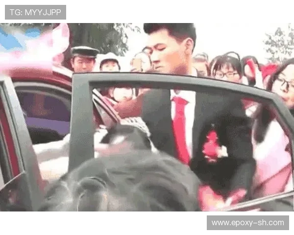 洛卡特利遭伊萨克森拉拽后愤怒报复性撞人被黄牌警告